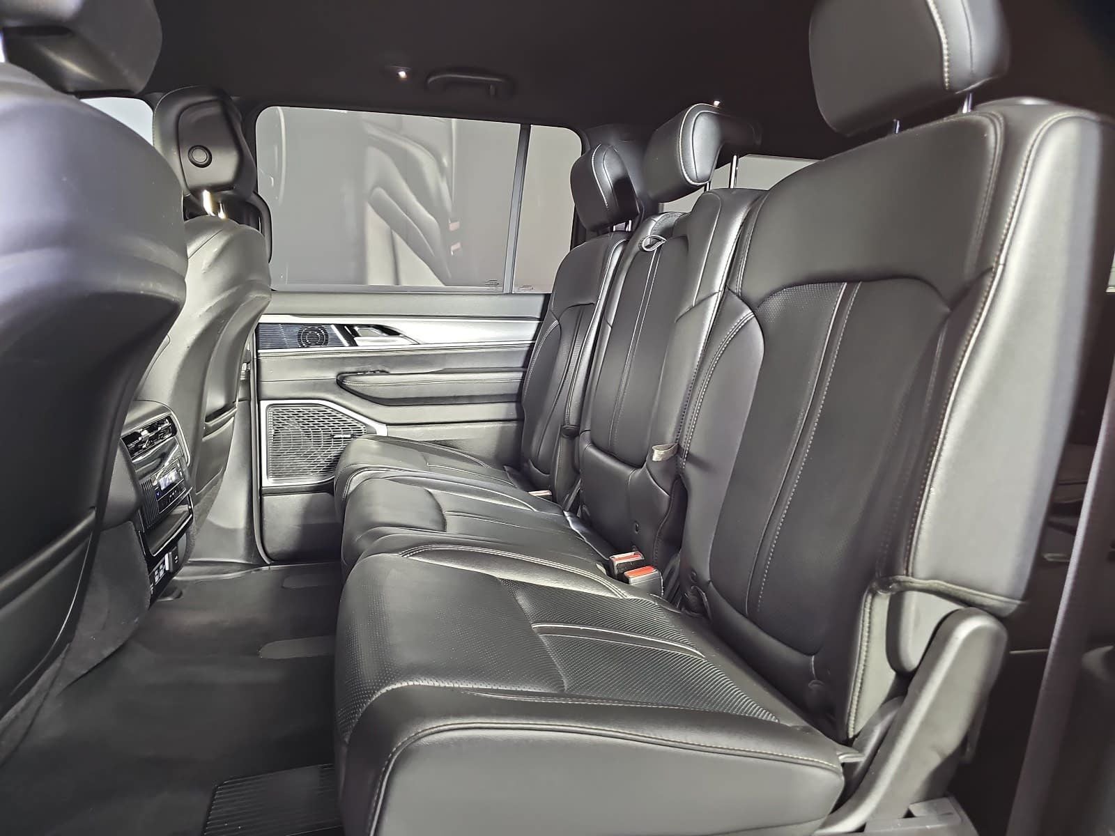 2025 Jeep Wagoneer Base