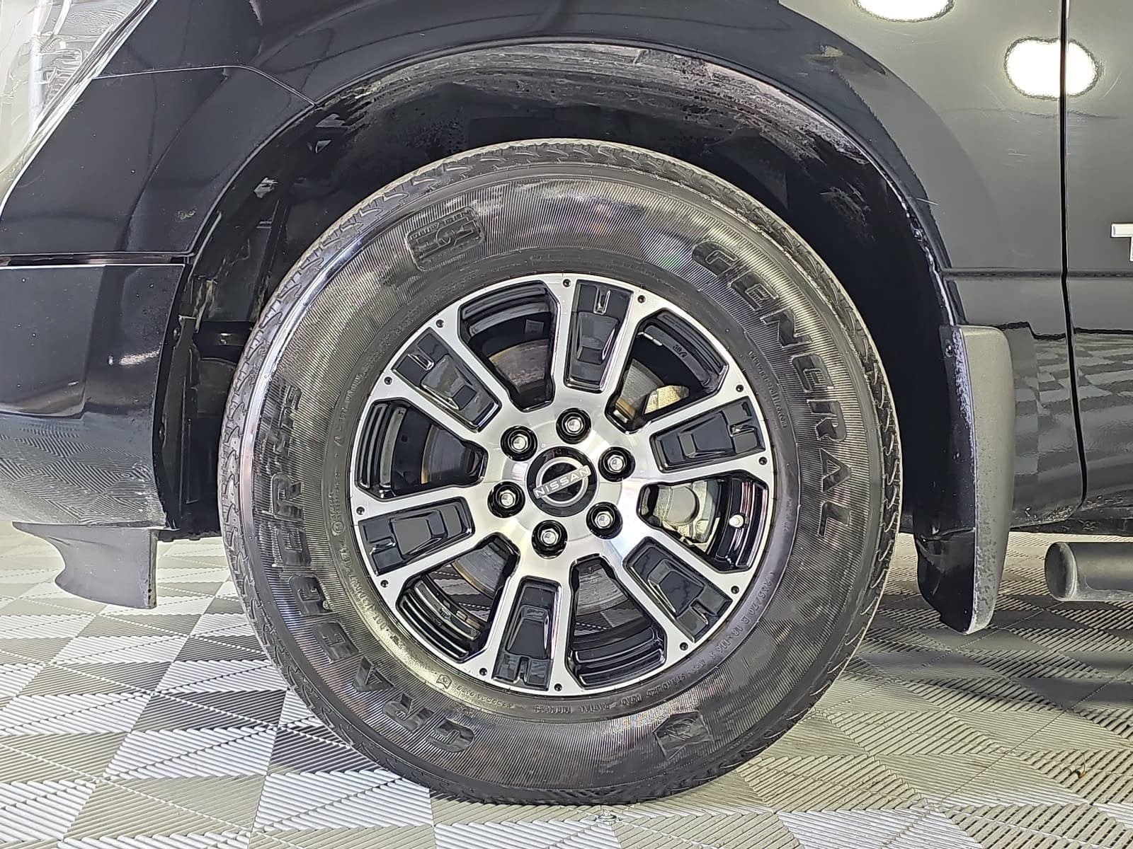 2023 Nissan Titan SV