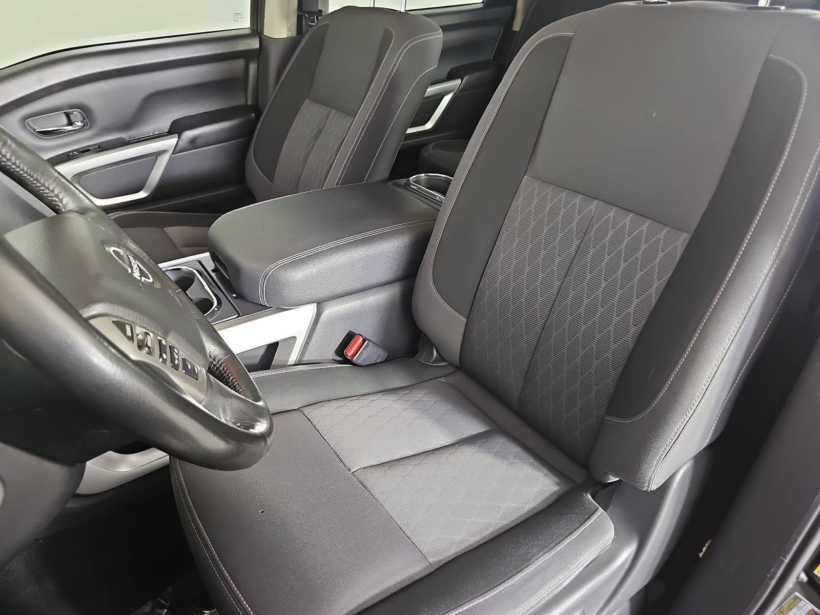2023 Nissan Titan SV
