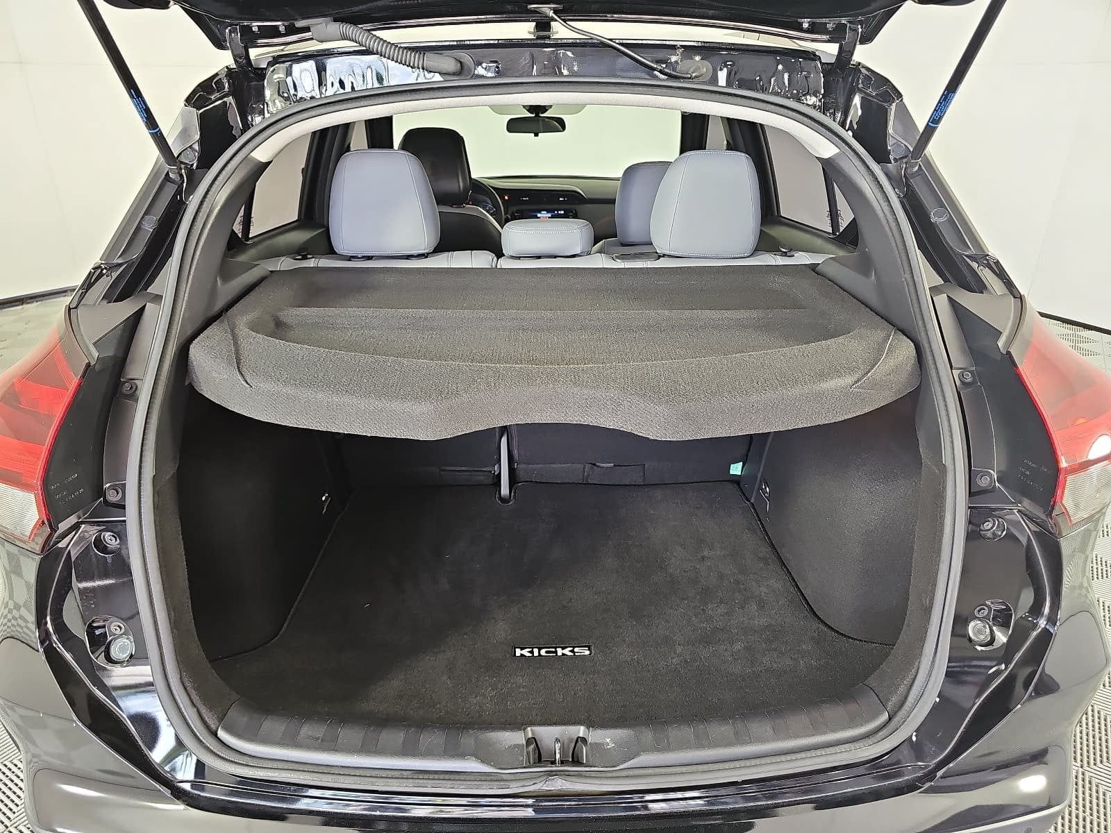 2022 Nissan Kicks SR