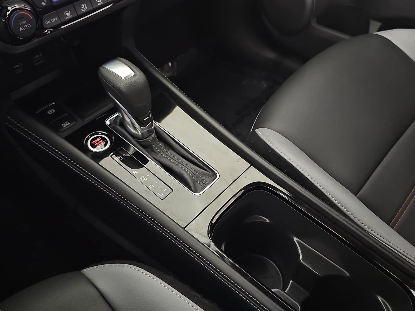 2022 Nissan Kicks SR