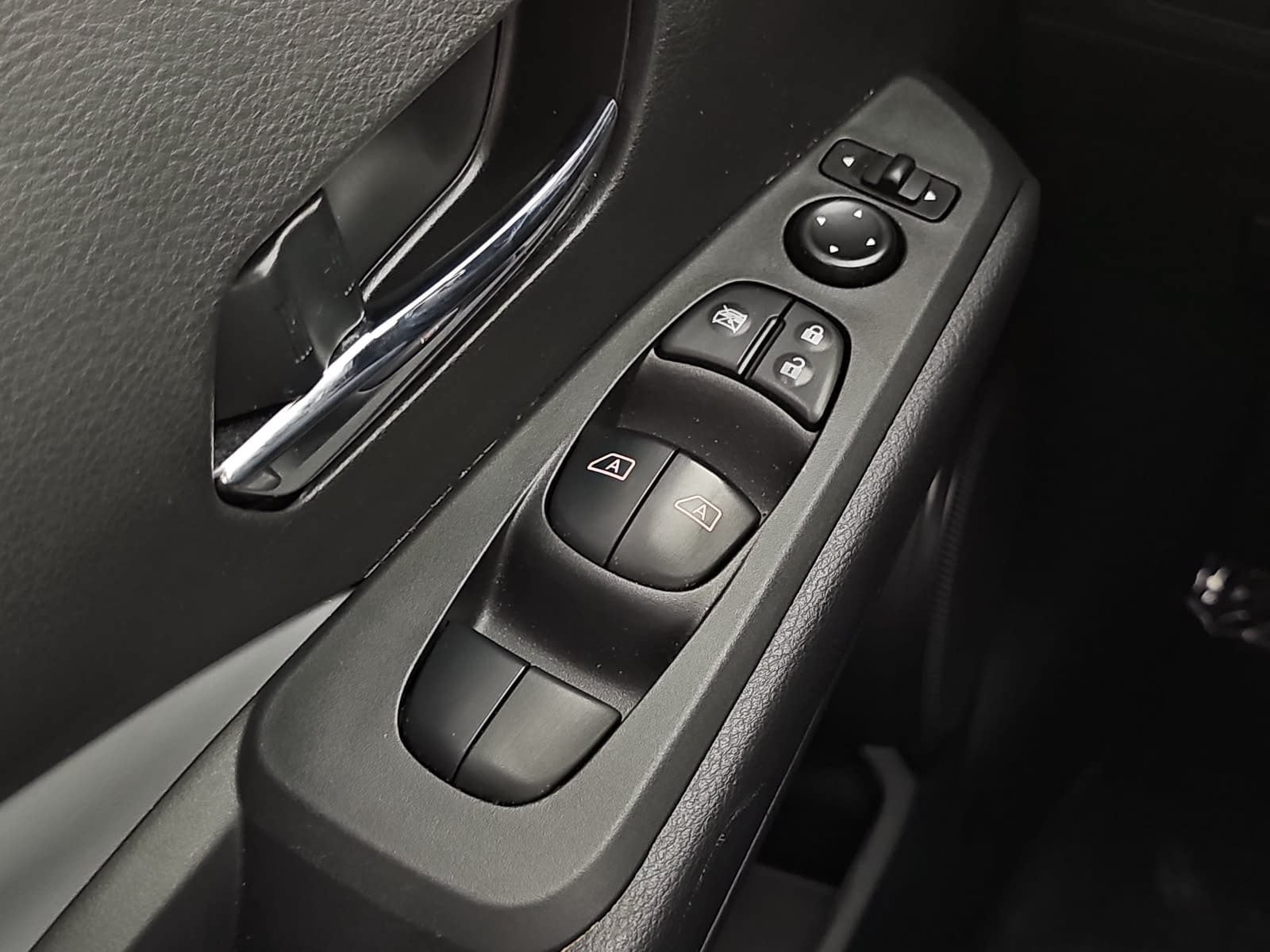 2022 Nissan Kicks SR