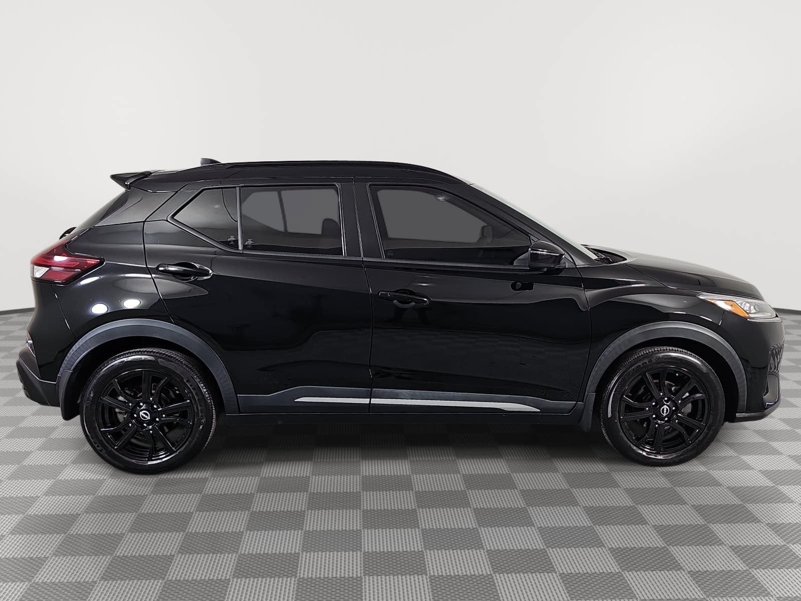 2022 Nissan Kicks SR