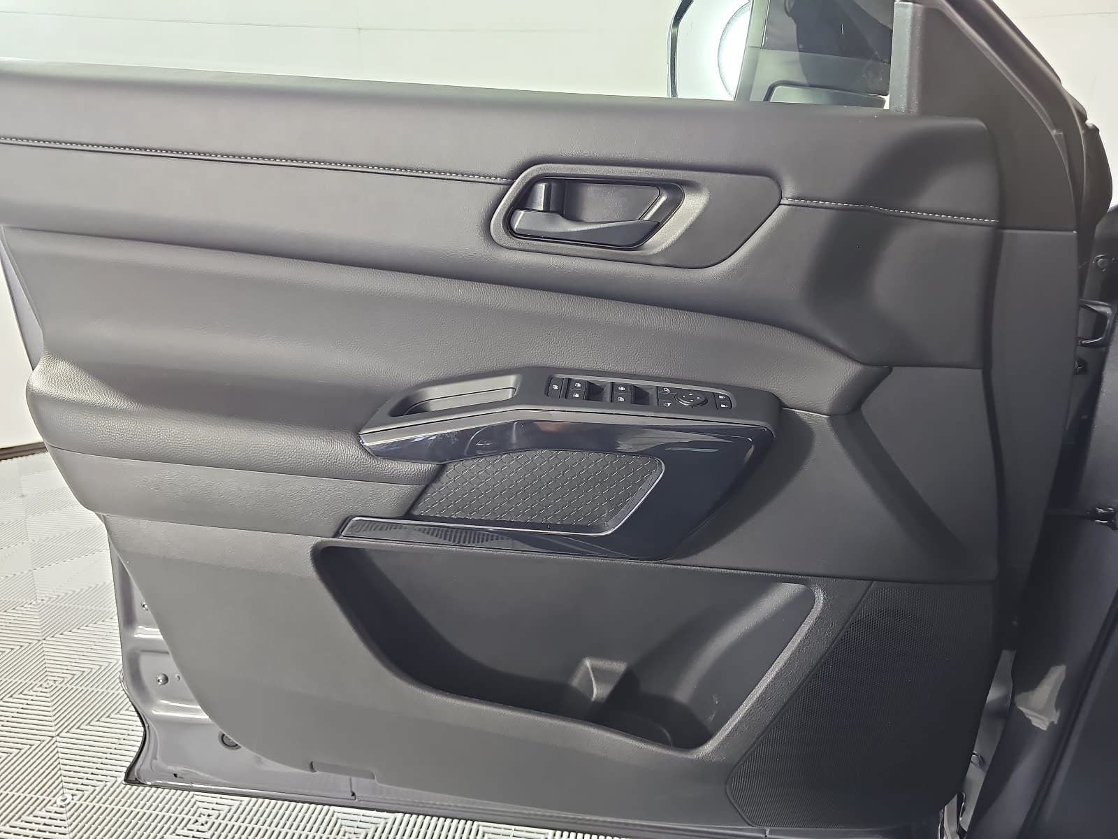 2025 Nissan Pathfinder S