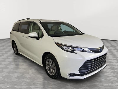 2022 Toyota Sienna XLE 8 Passenger