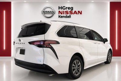 2022 Toyota Sienna XLE 8 Passenger