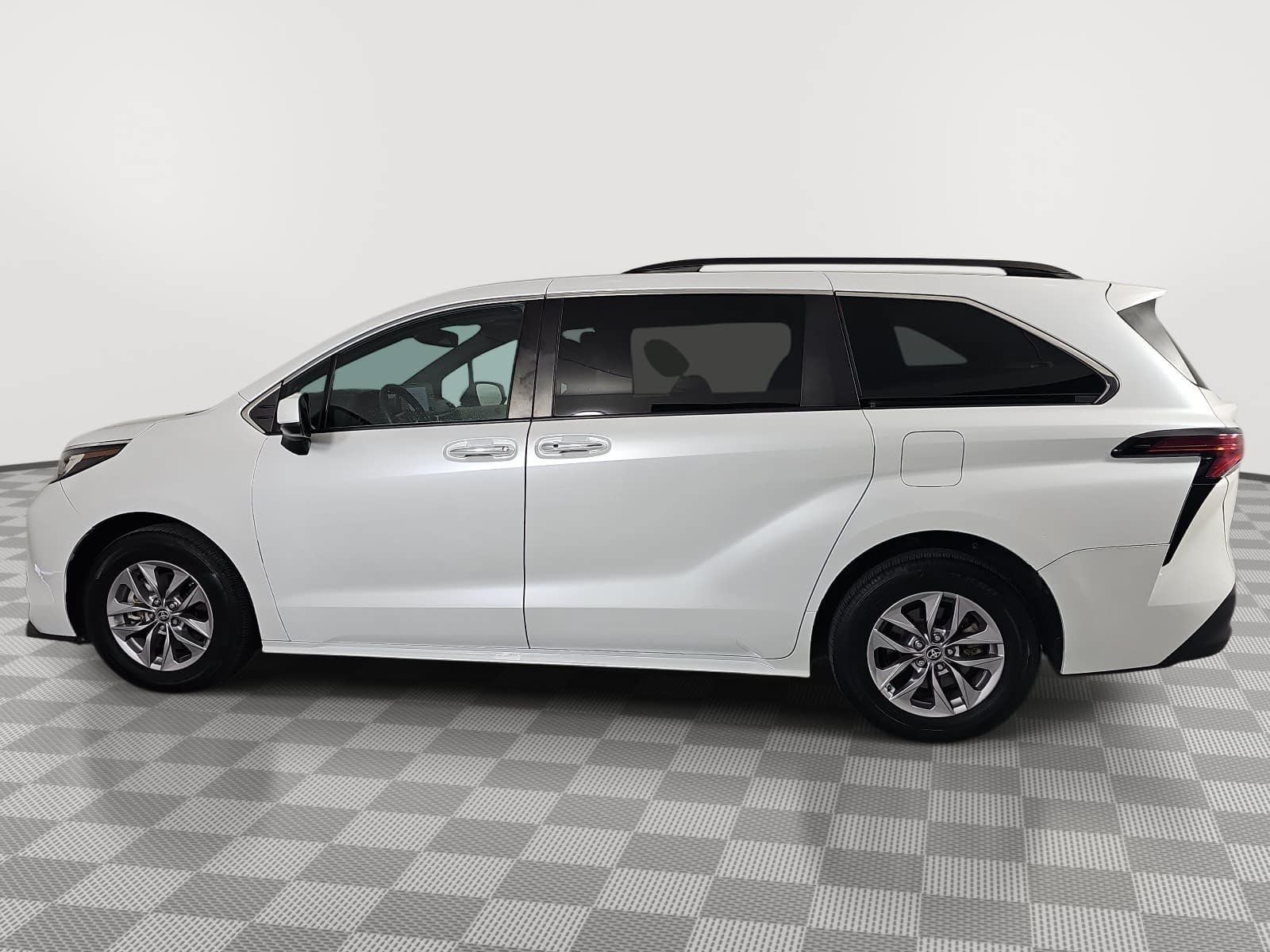 2022 Toyota Sienna XLE 8 Passenger