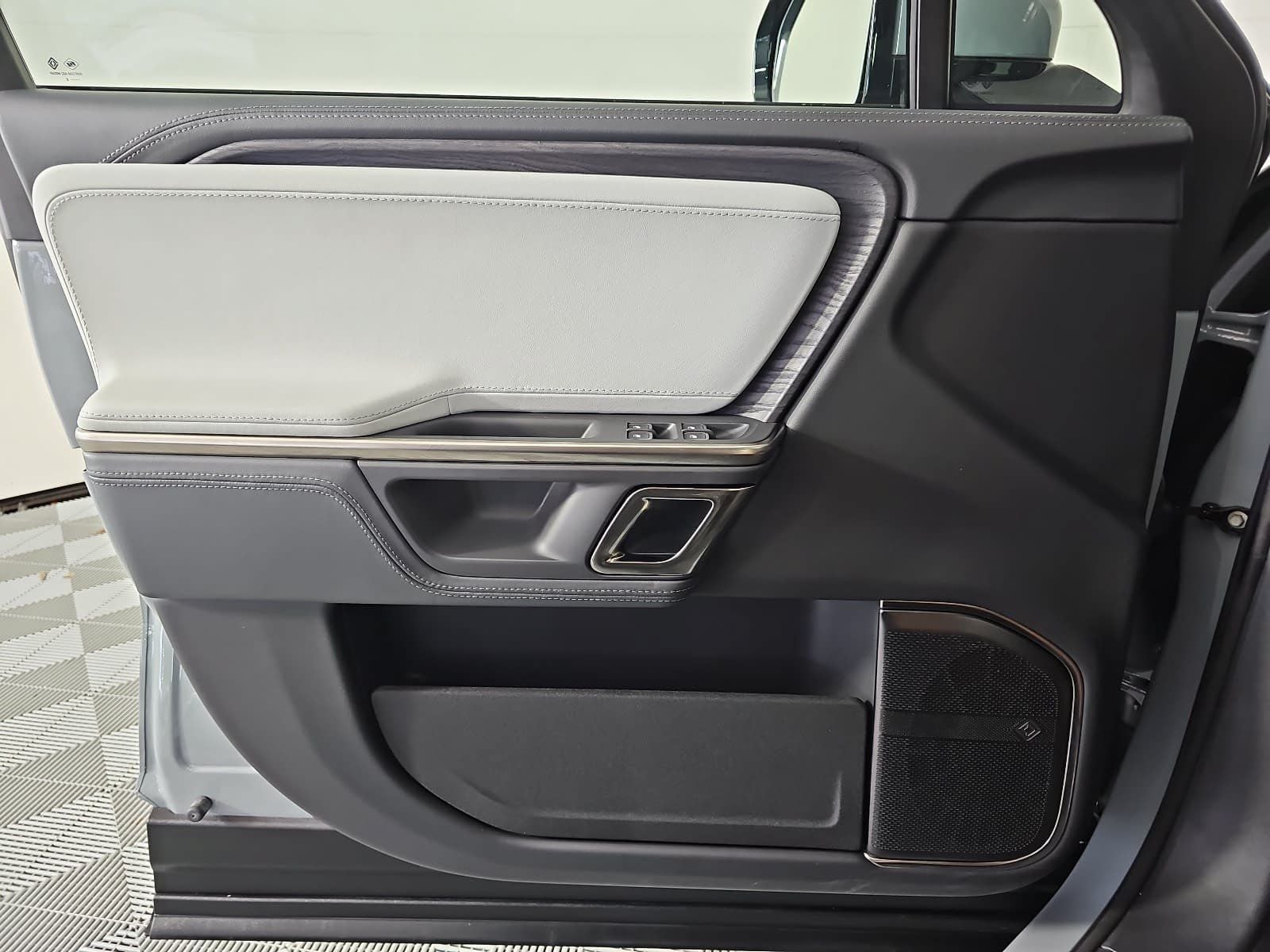 2024 Rivian R1S Adventure