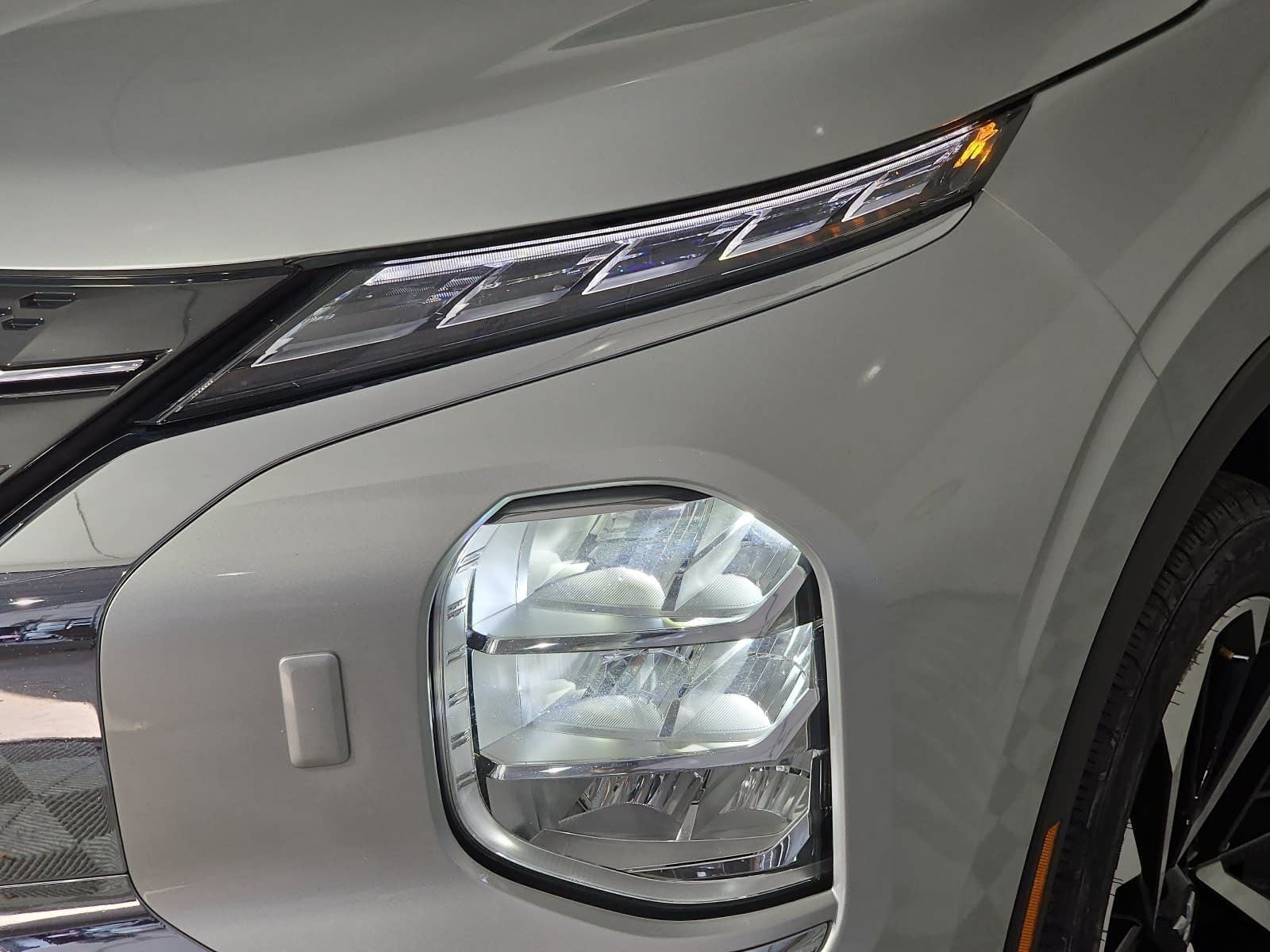 2023 Mitsubishi Outlander SE