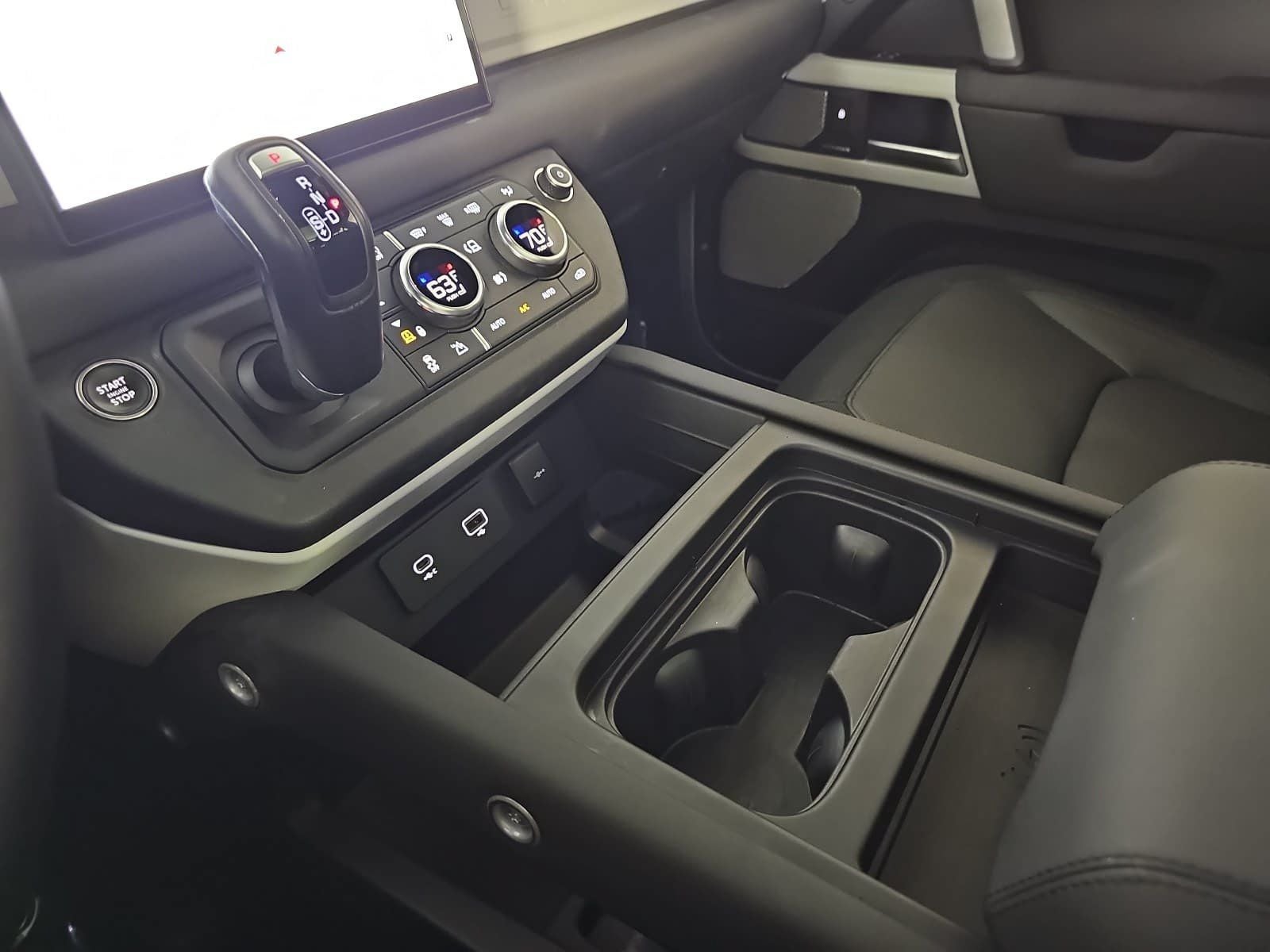 2024 Land Rover Defender 130 X-Dynamic SE
