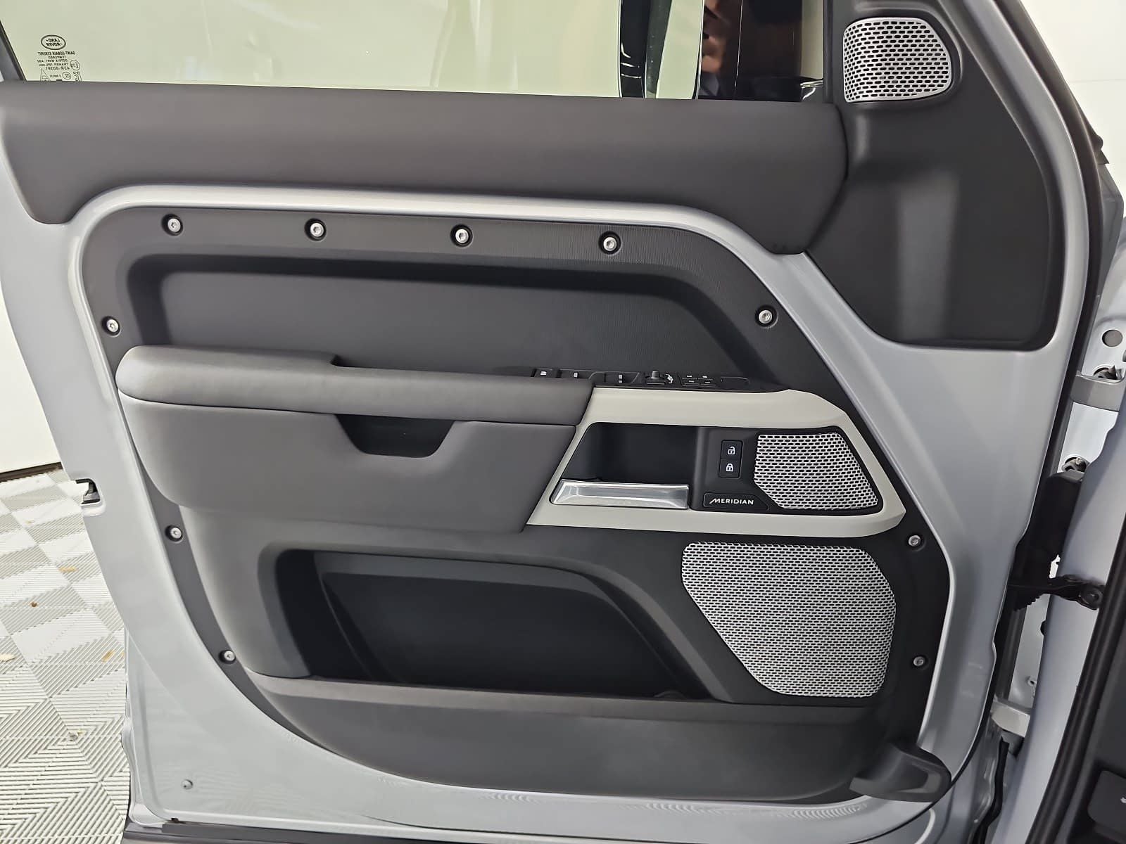 2024 Land Rover Defender 130 X-Dynamic SE