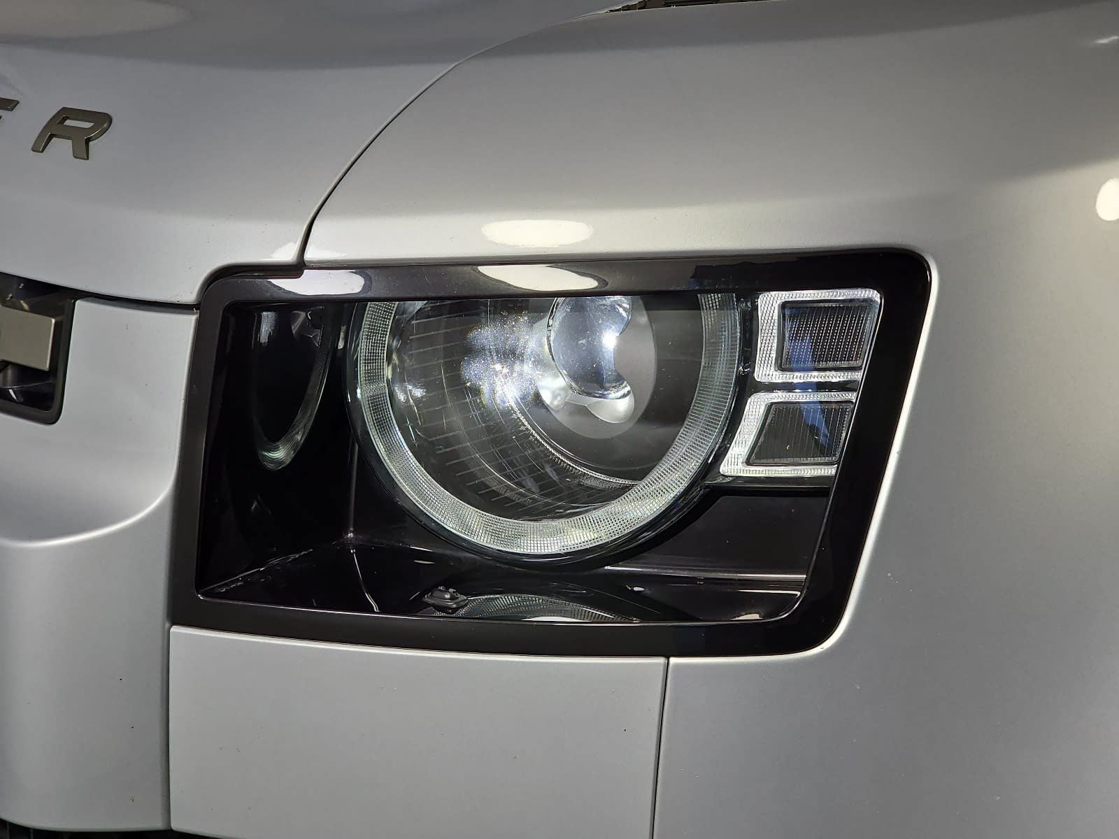 2024 Land Rover Defender 130 X-Dynamic SE