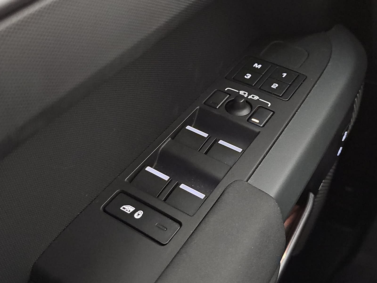 2023 Land Rover Defender 130 X-Dynamic SE