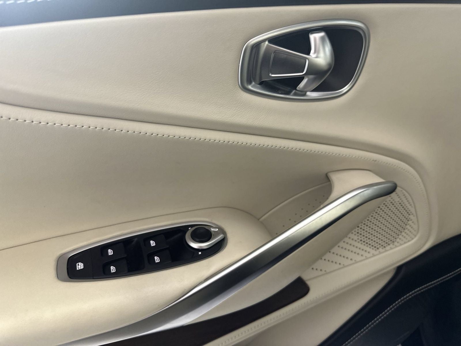 2021 Aston Martin DBX Base