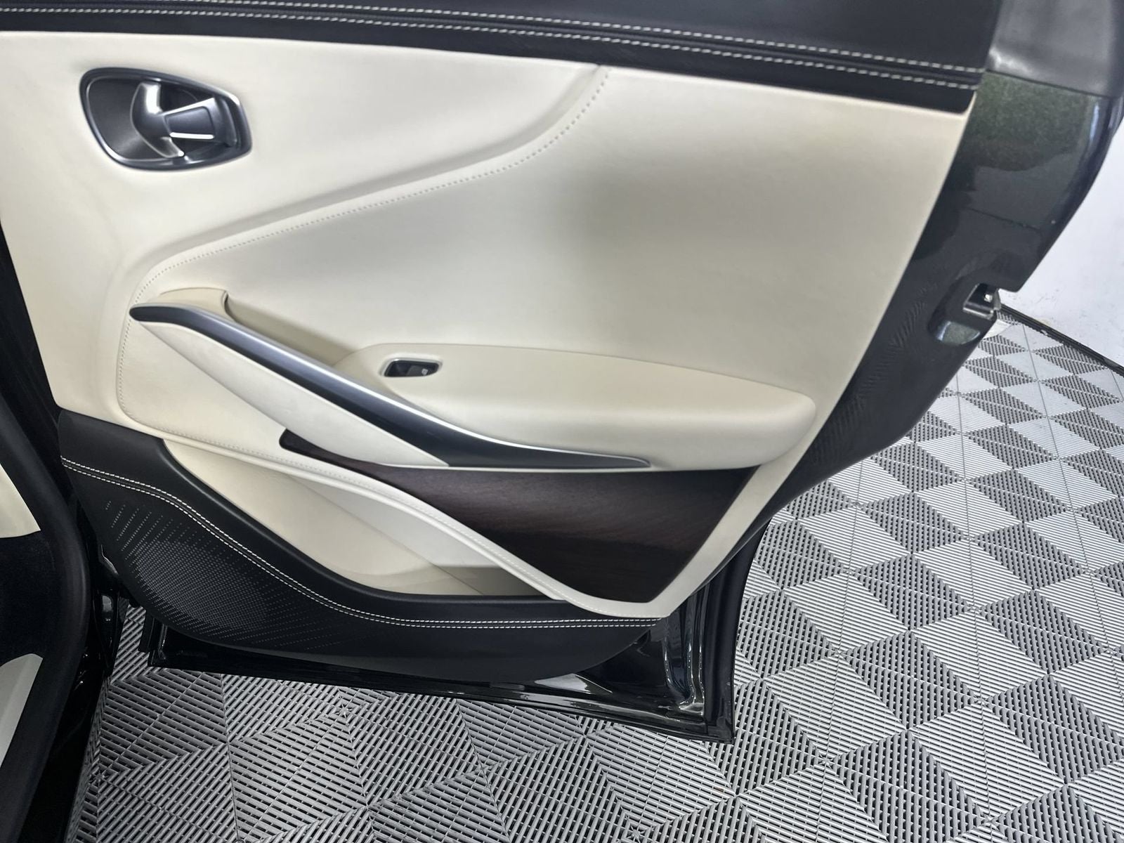 2021 Aston Martin DBX Base