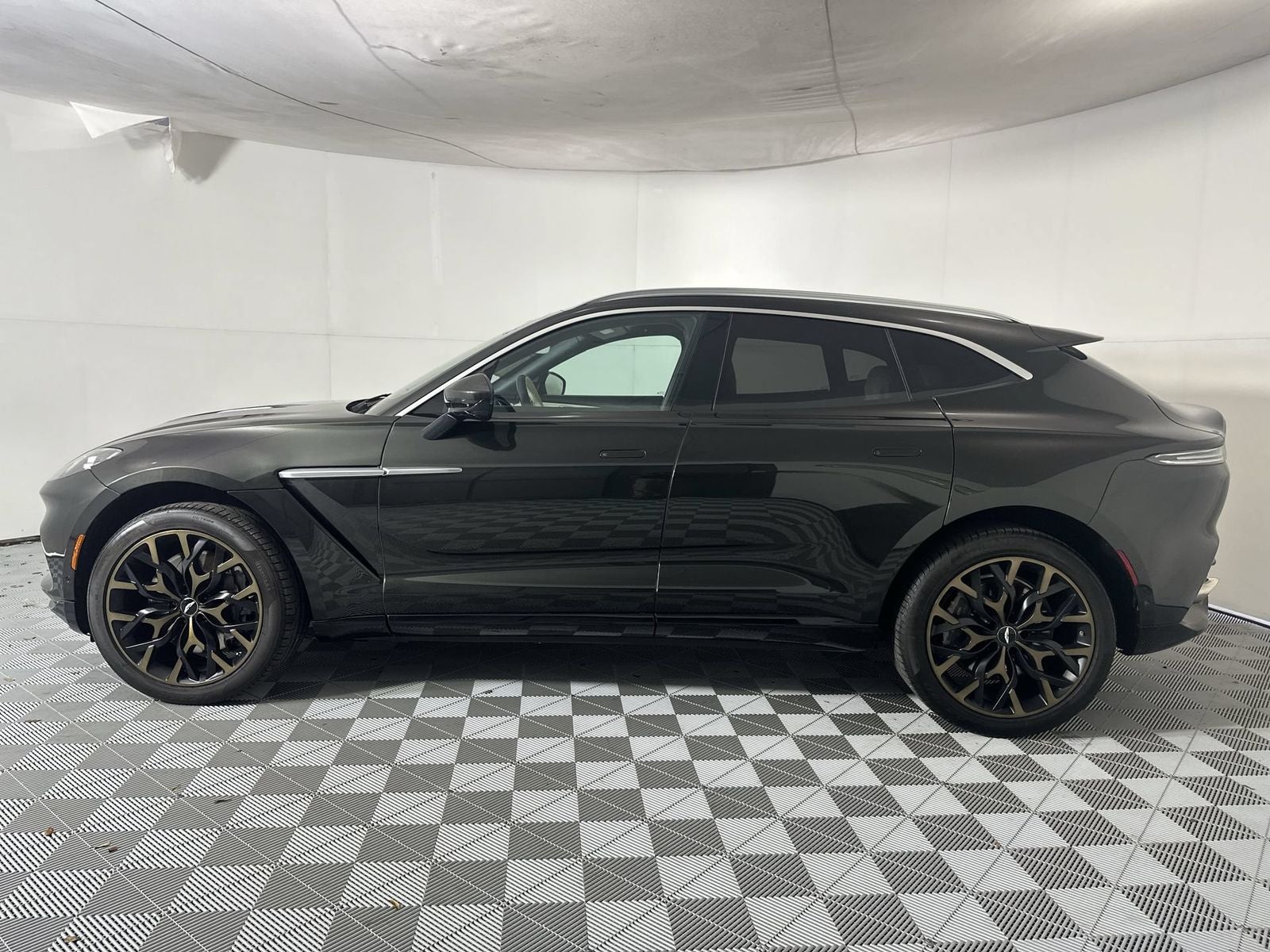 2021 Aston Martin DBX Base