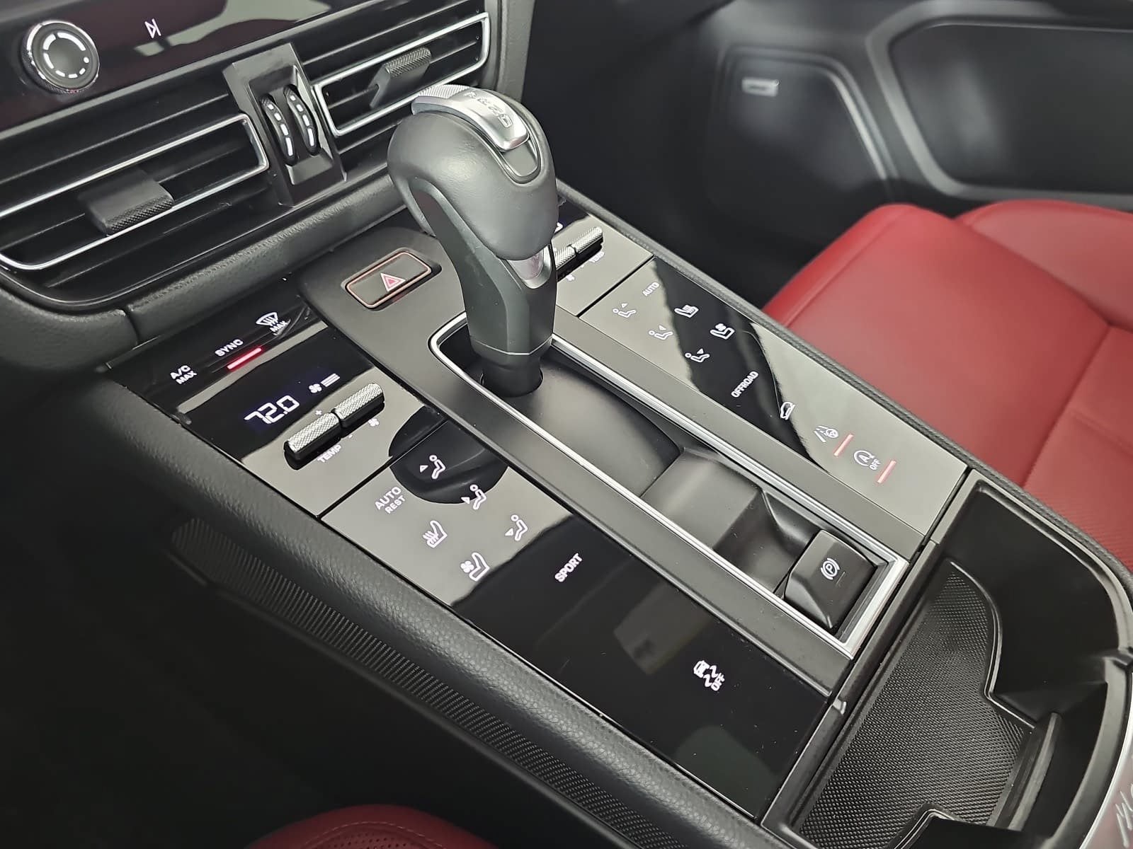 2023 Porsche Macan T