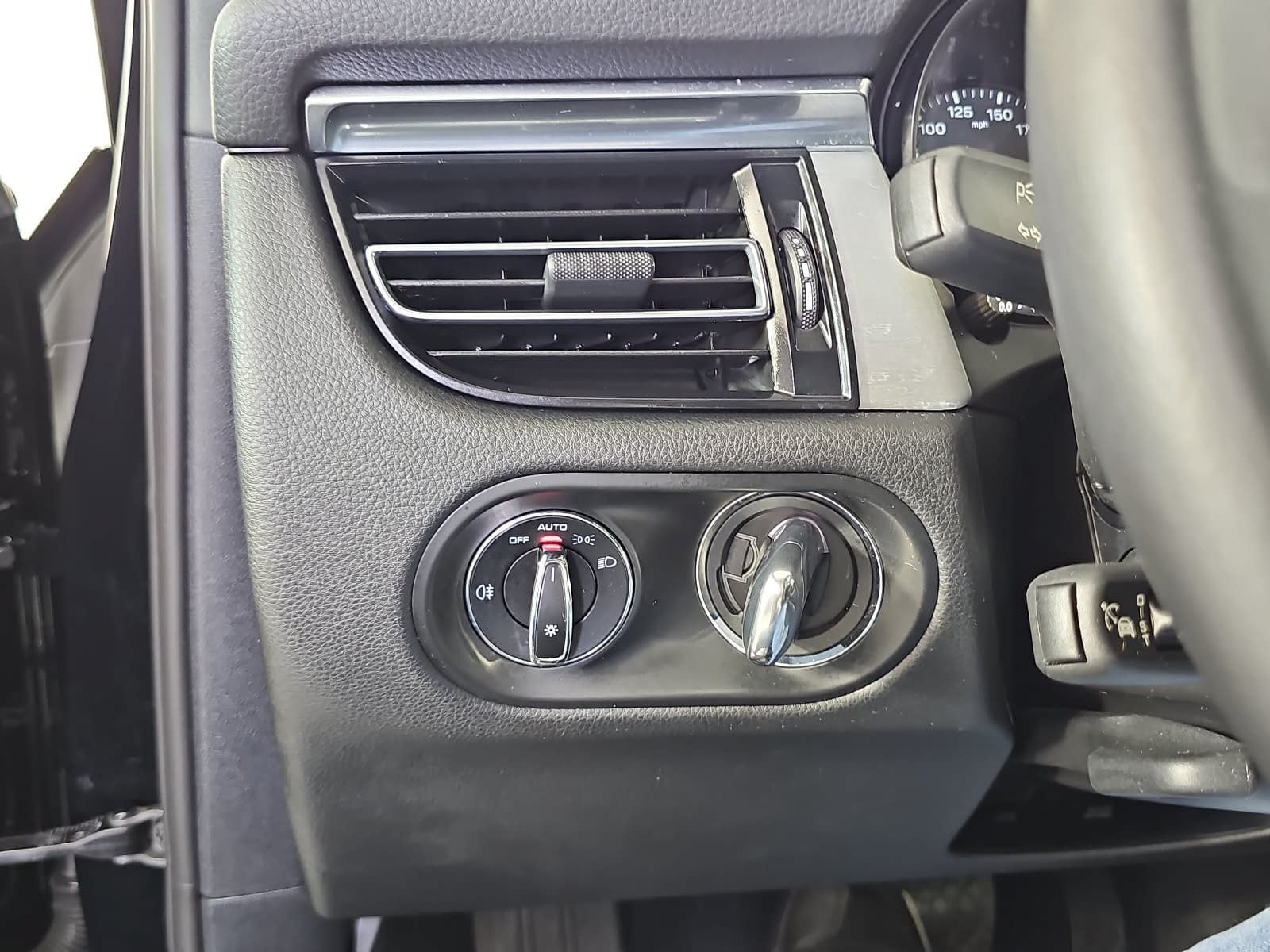 2023 Porsche Macan Base