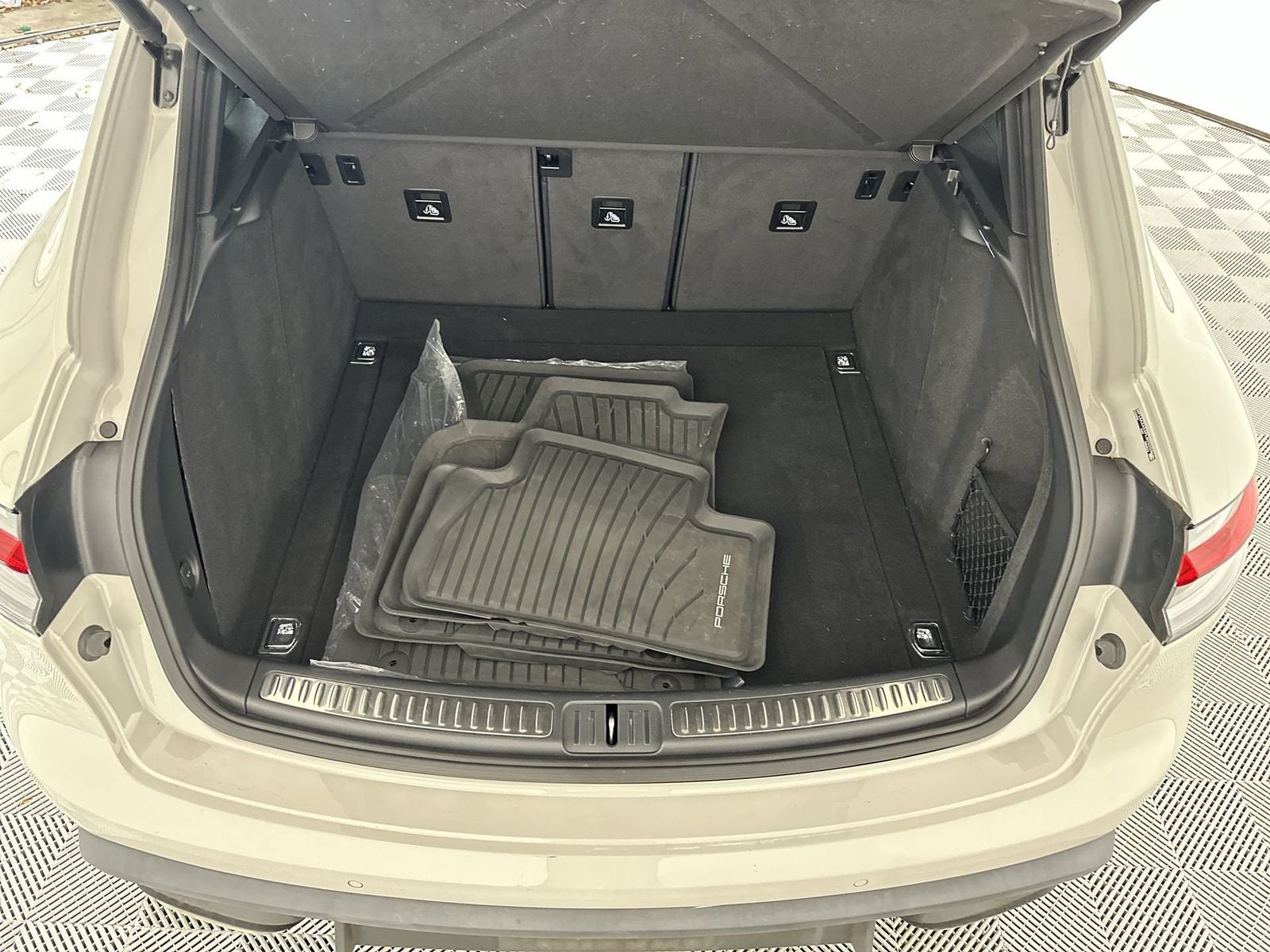 2023 Porsche Macan Base