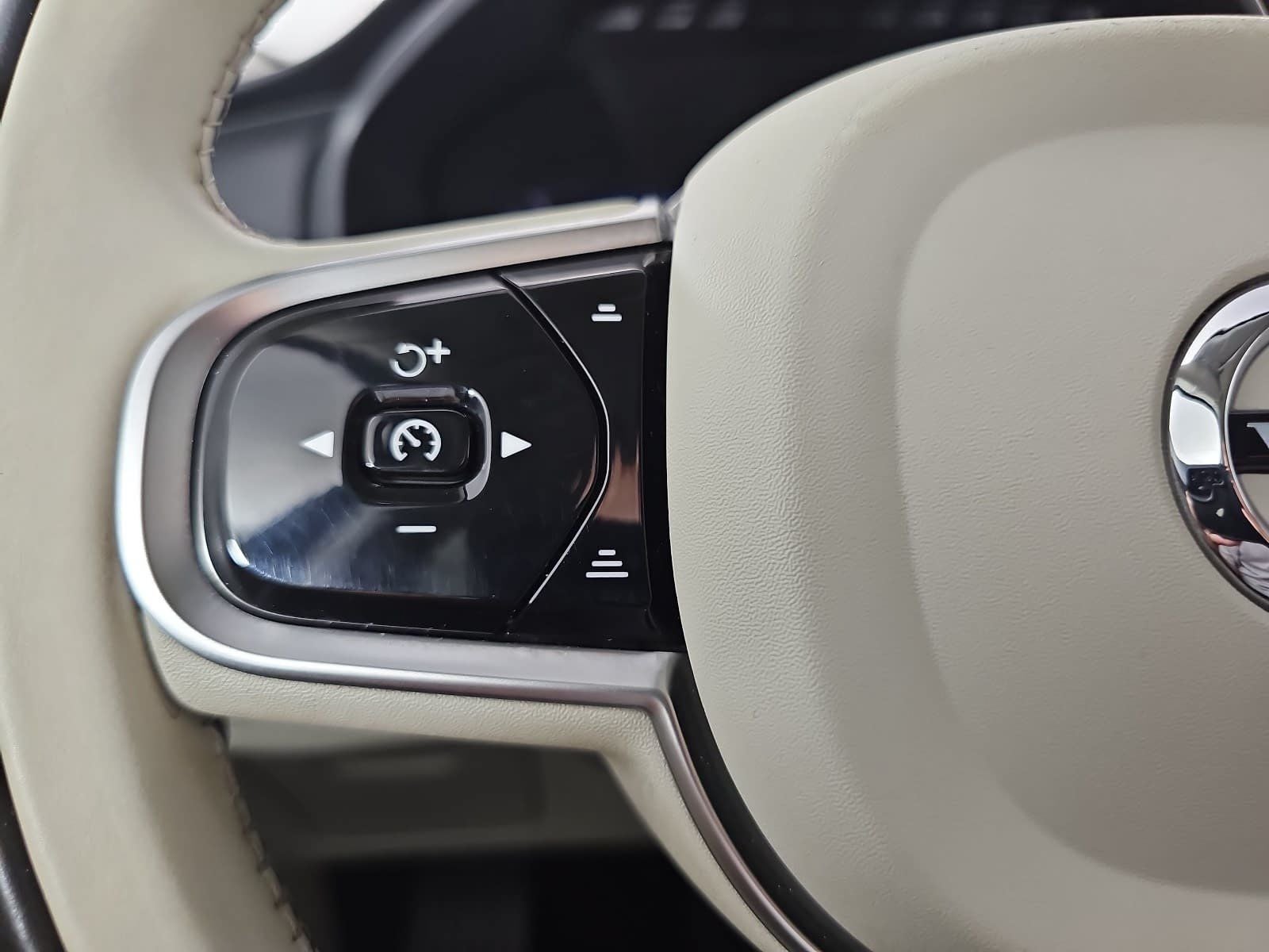 2024 Volvo XC90 B6 Plus Bright Theme 6-Seater