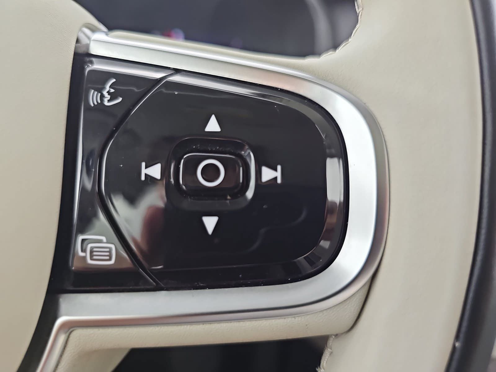 2024 Volvo XC90 B6 Plus Bright Theme 6-Seater
