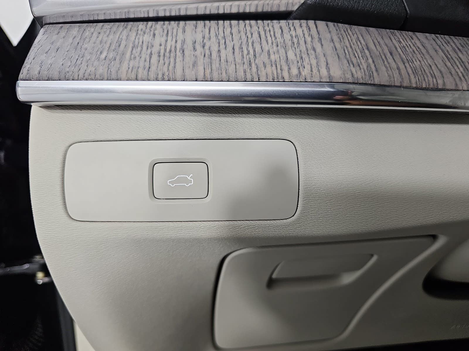 2024 Volvo XC90 B6 Plus Bright Theme 6-Seater