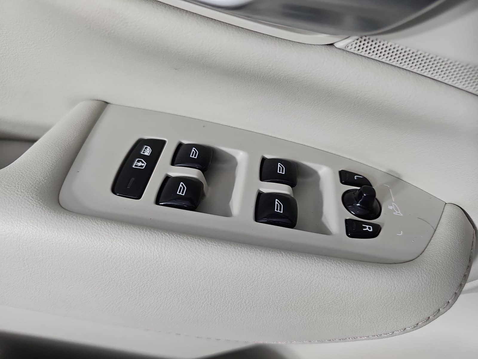 2024 Volvo XC90 B6 Plus Bright Theme 6-Seater