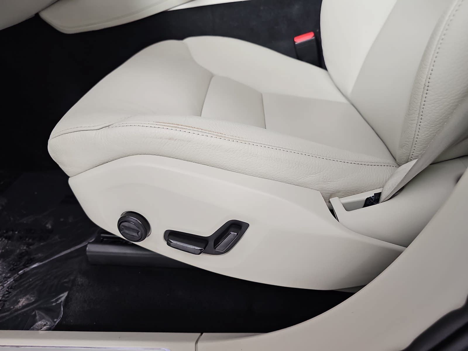 2024 Volvo XC90 B6 Plus Bright Theme 6-Seater