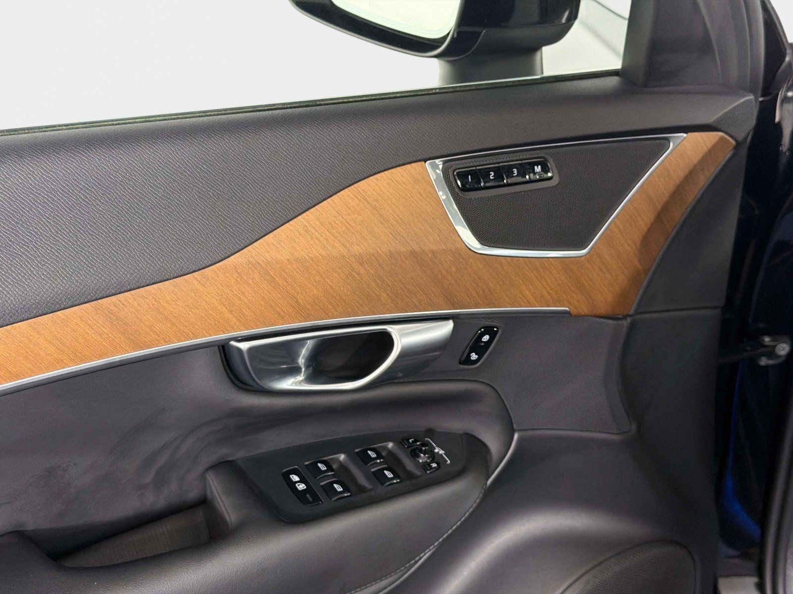 2025 Volvo XC90 B6 Plus 7-Seater