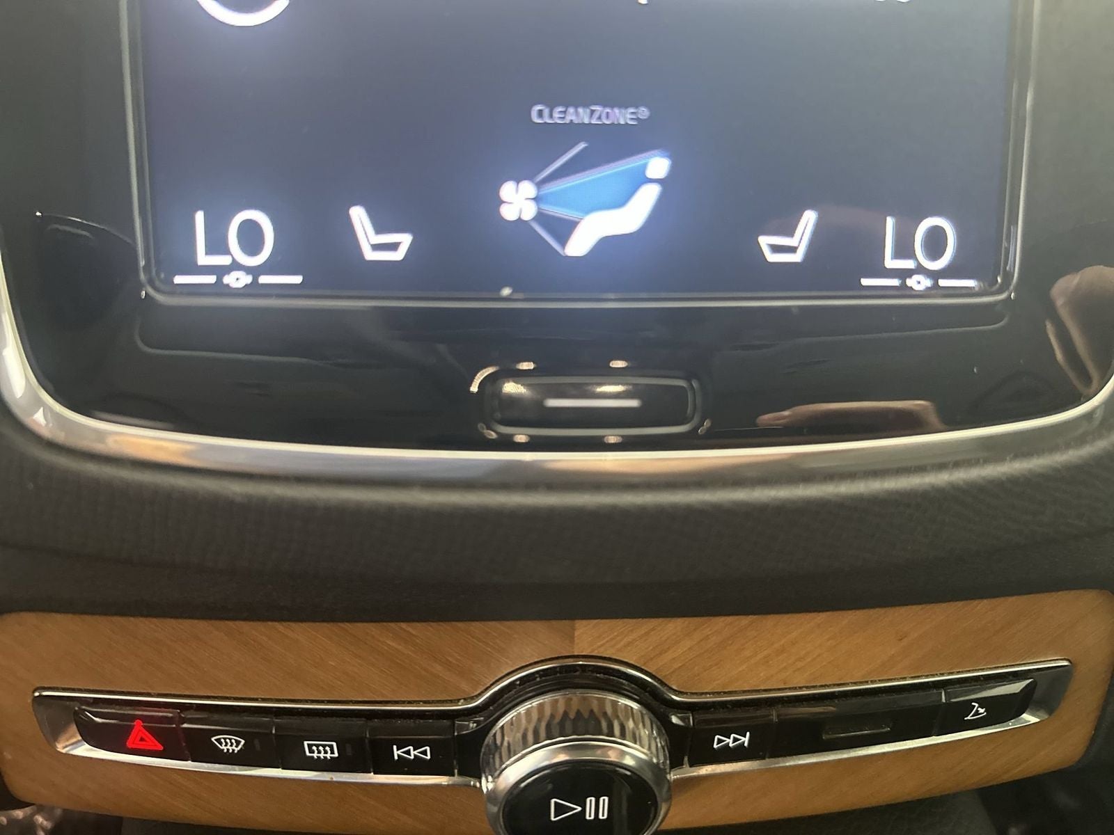 2021 Volvo XC90 T6 Momentum