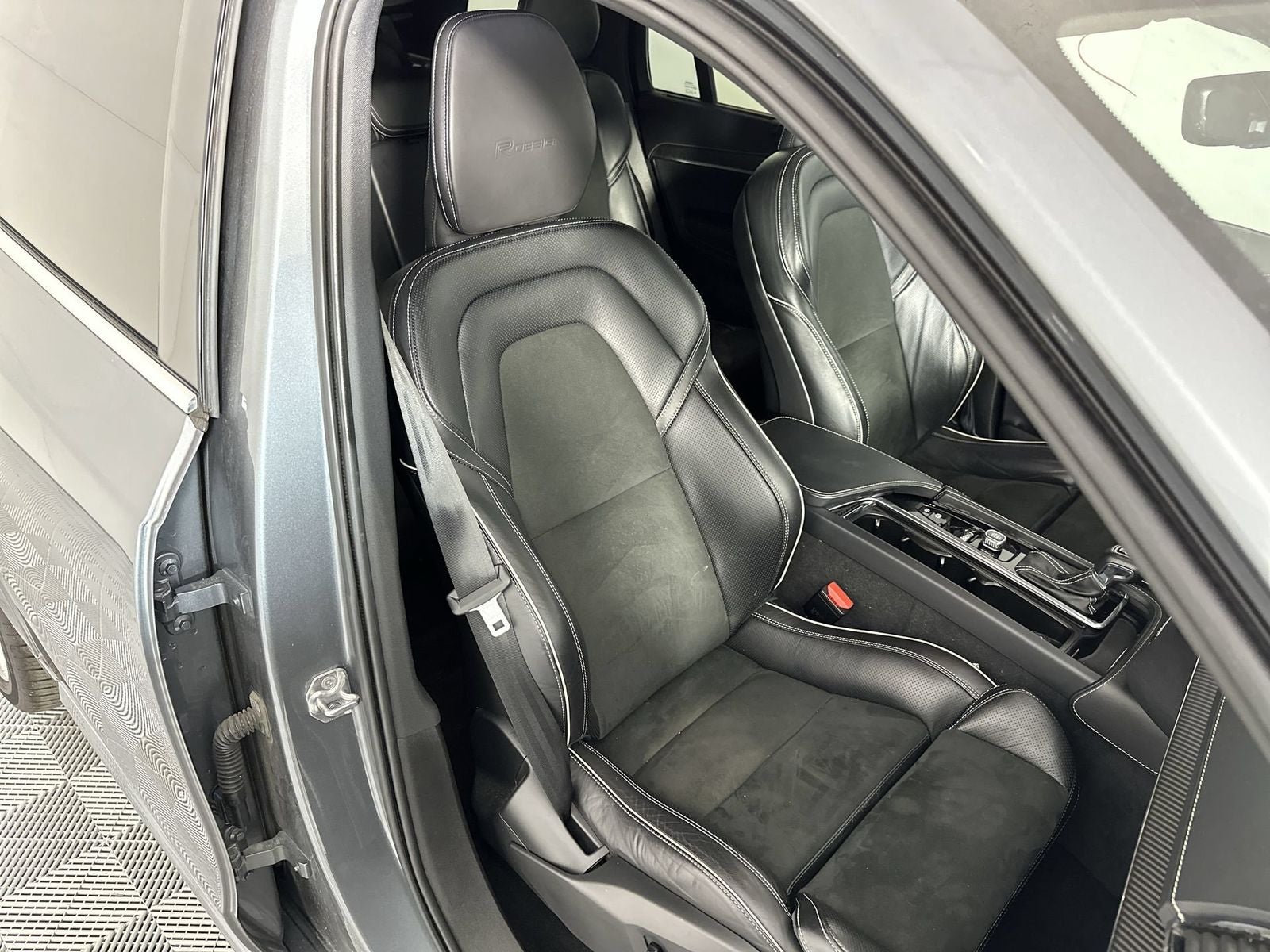 2019 Volvo XC90 T6 R-Design