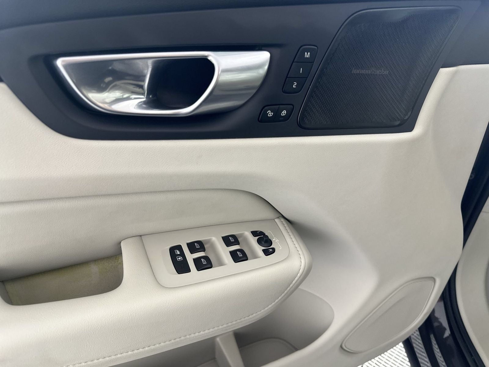 2023 Volvo XC60 B5 Ultimate Bright Theme
