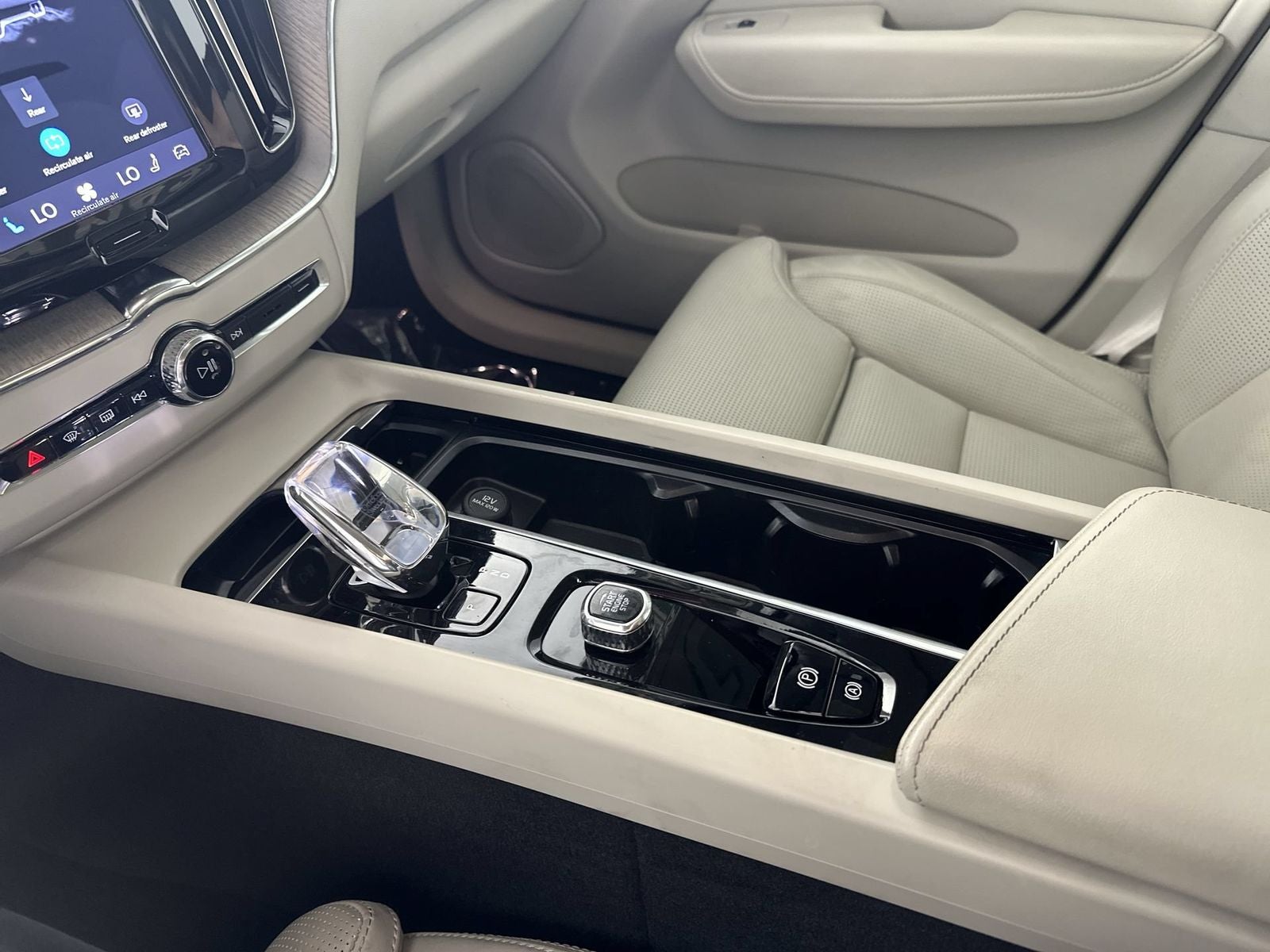 2023 Volvo XC60 B5 Ultimate Bright Theme