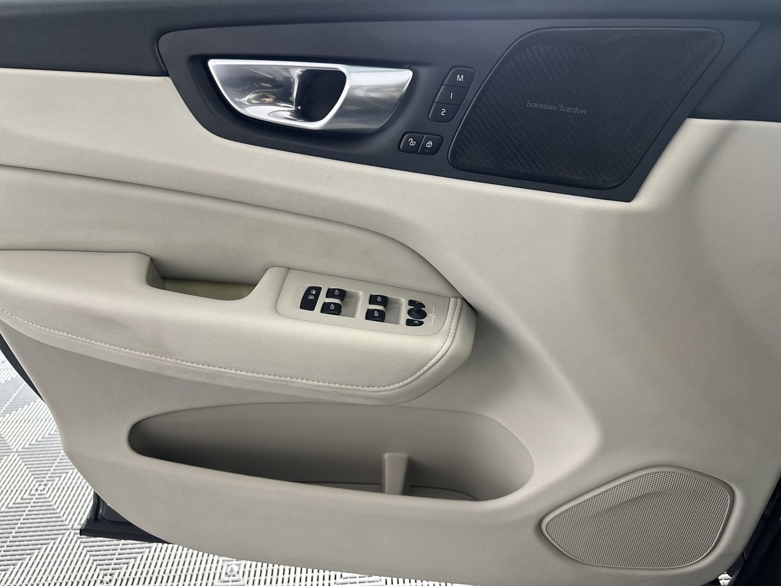 2023 Volvo XC60 B5 Ultimate Bright Theme