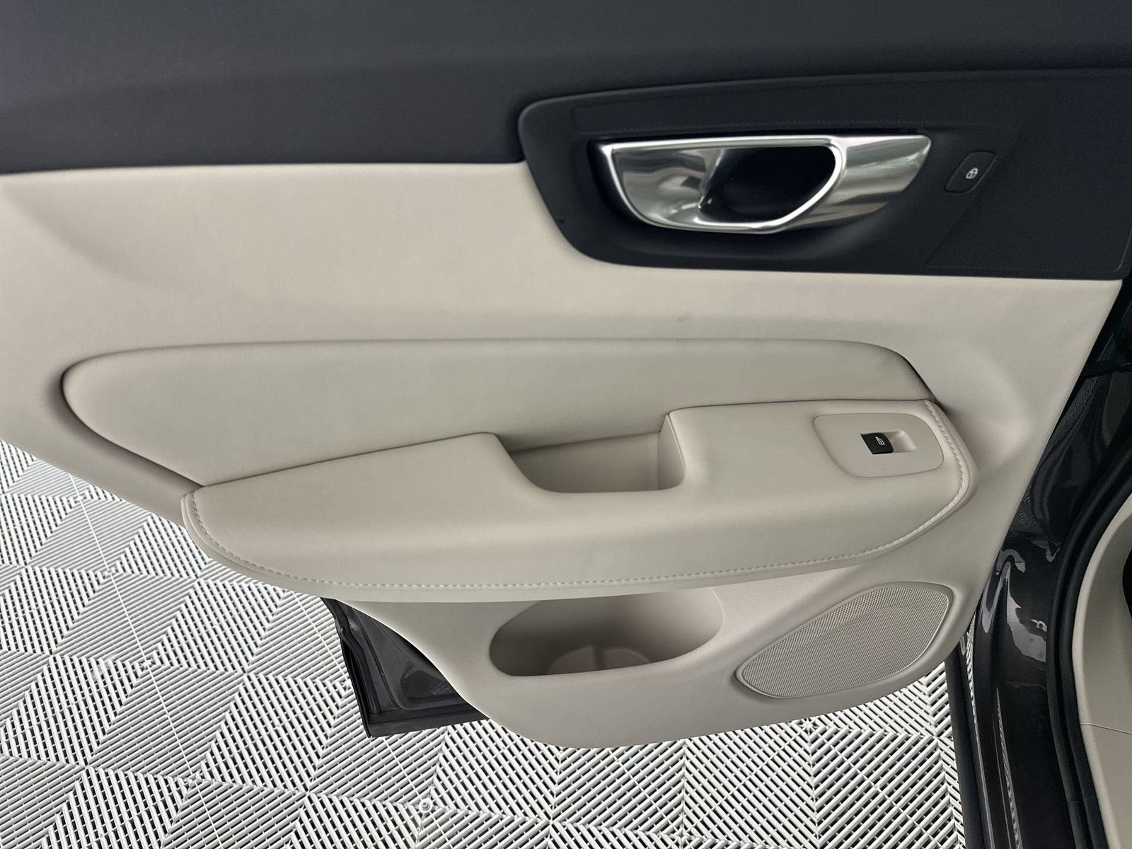 2023 Volvo XC60 B5 Ultimate Bright Theme