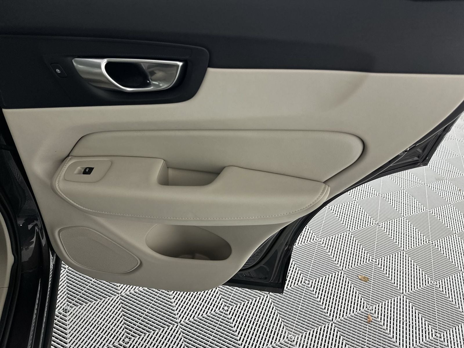 2023 Volvo XC60 B5 Ultimate Bright Theme