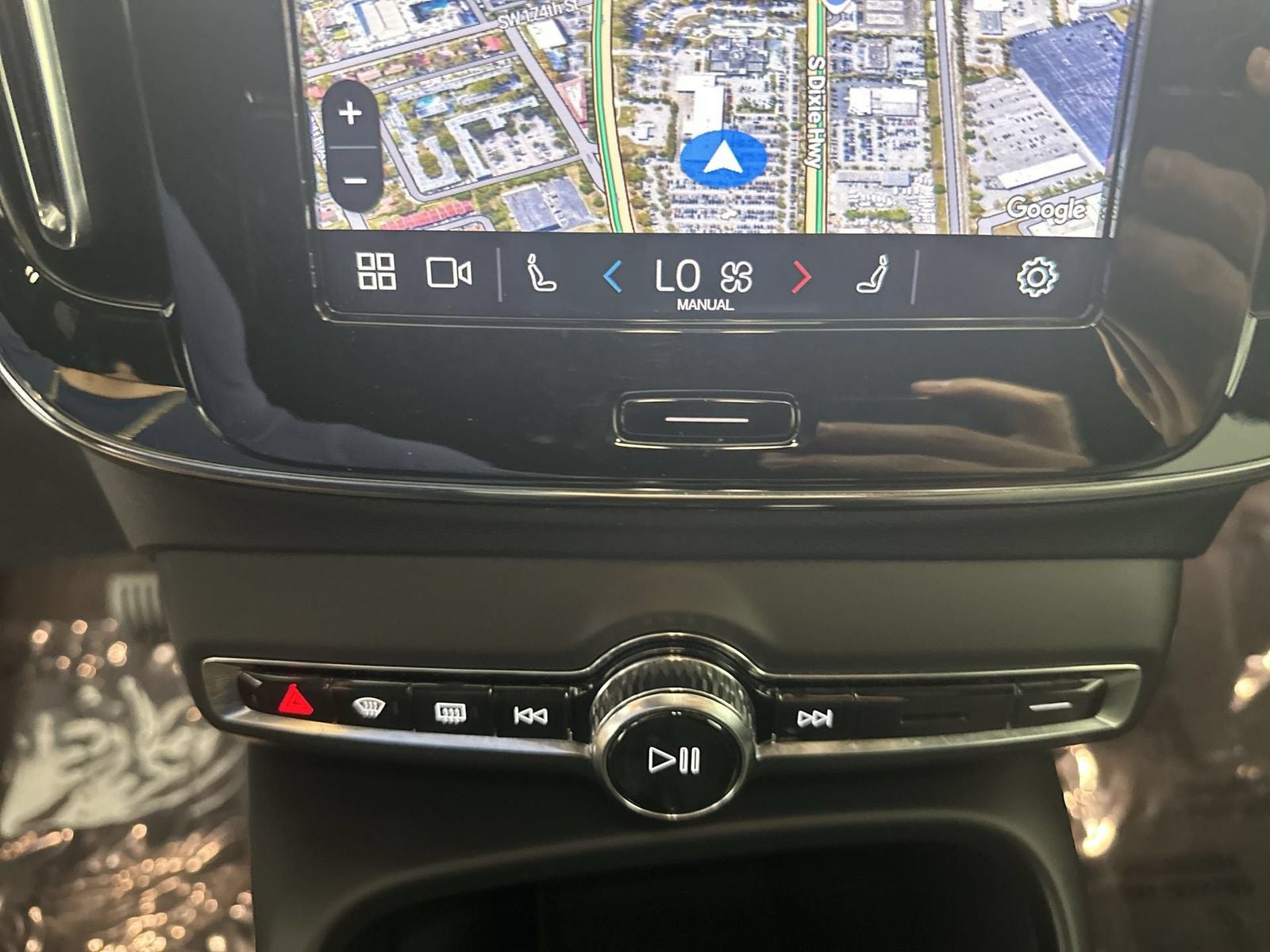 2024 Volvo XC40 B5 Core