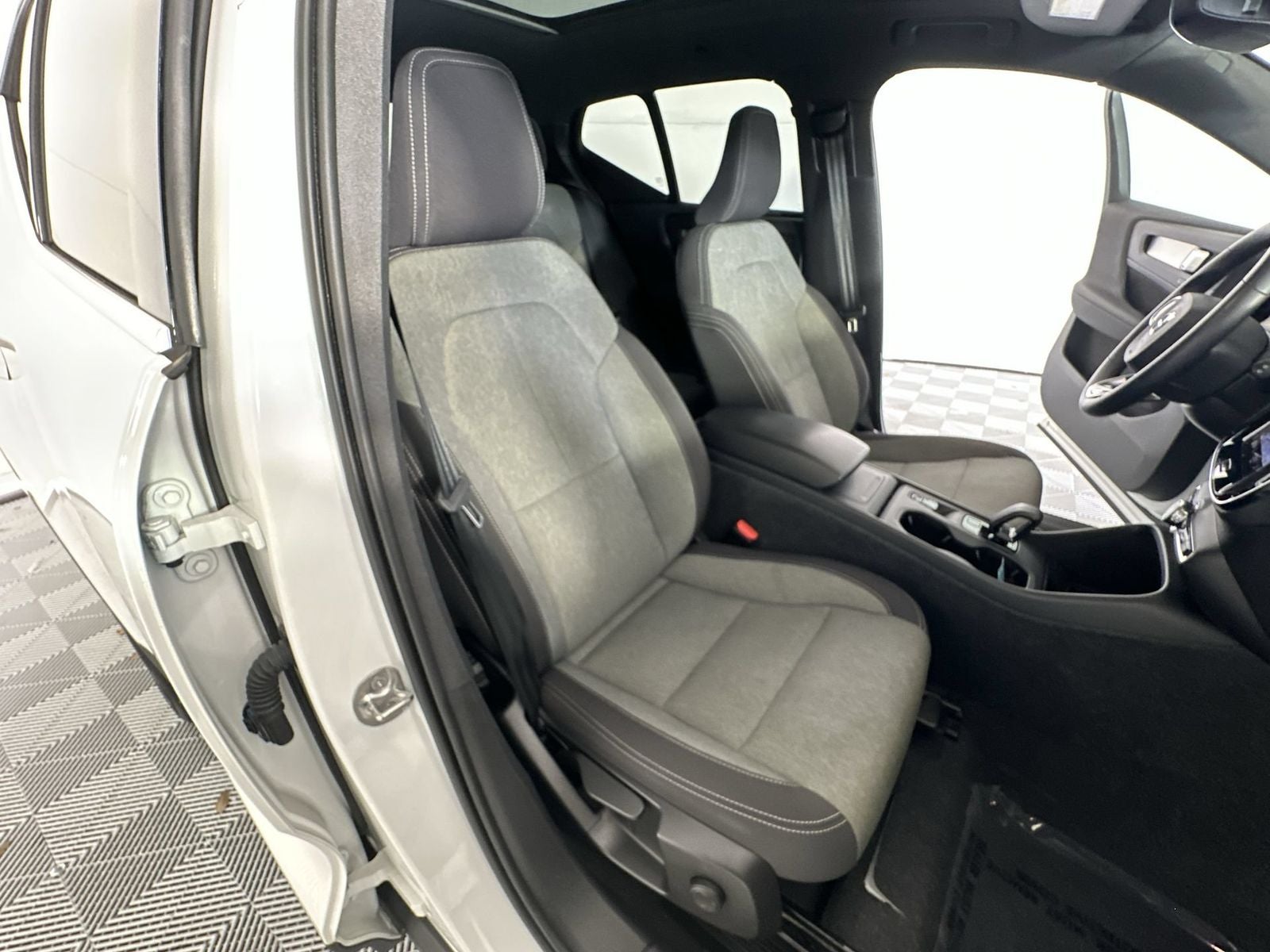 2024 Volvo XC40 B5 Core