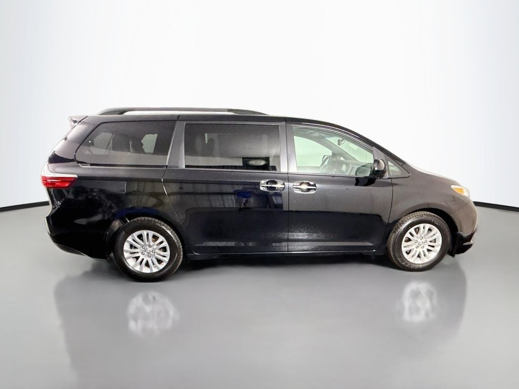 2017 Toyota Sienna XLE 8 Passenger