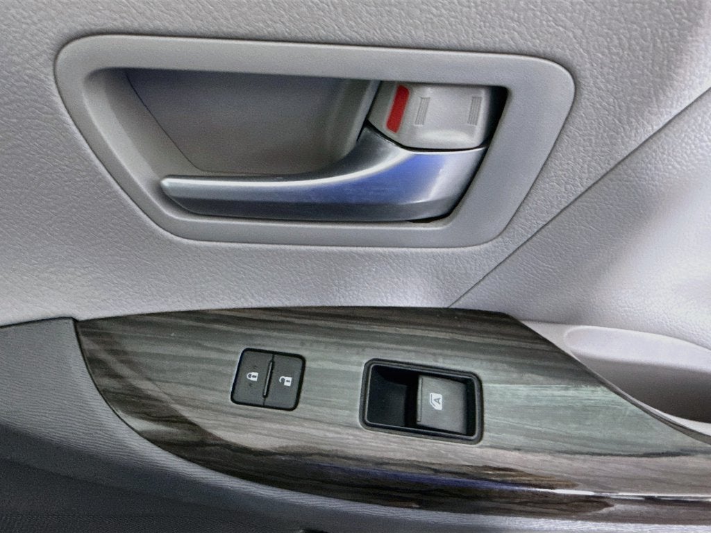 2017 Toyota Sienna XLE 8 Passenger