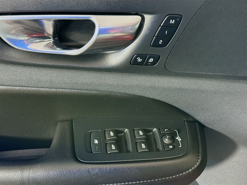 2023 Volvo S60 B5 Core Dark Theme