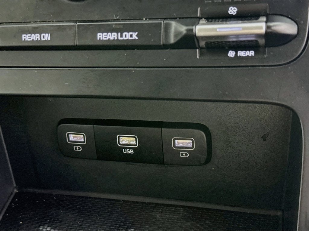 2024 Kia Carnival LX