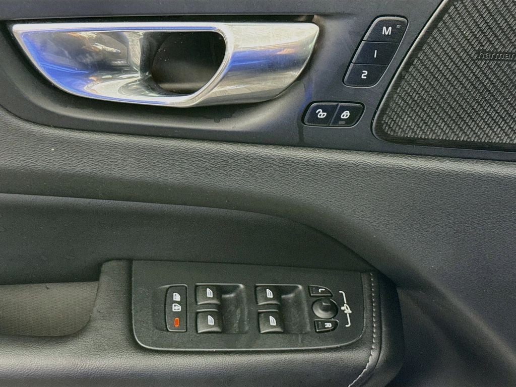 2023 Volvo XC60 B5 Ultimate Bright Theme