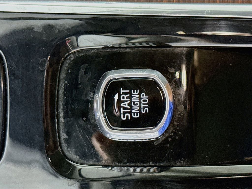2023 Volvo XC60 B5 Ultimate Bright Theme