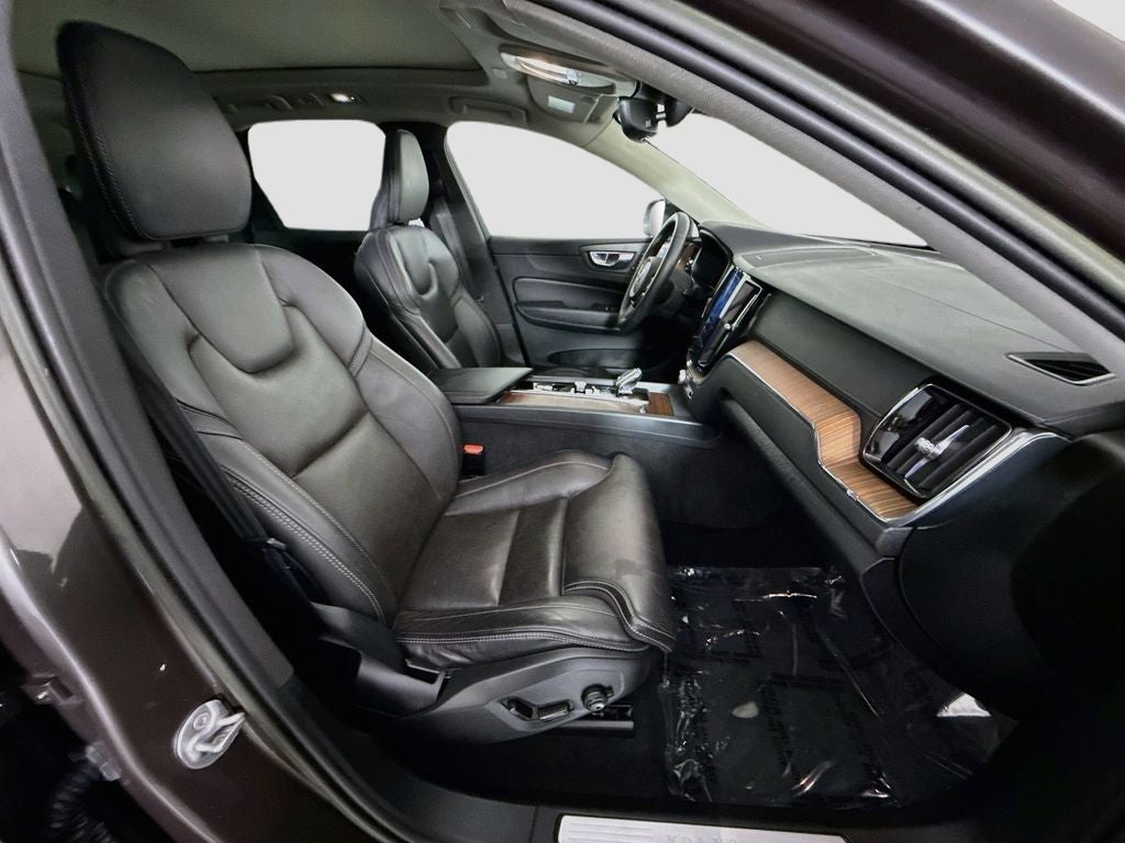 2023 Volvo XC60 B5 Ultimate Bright Theme