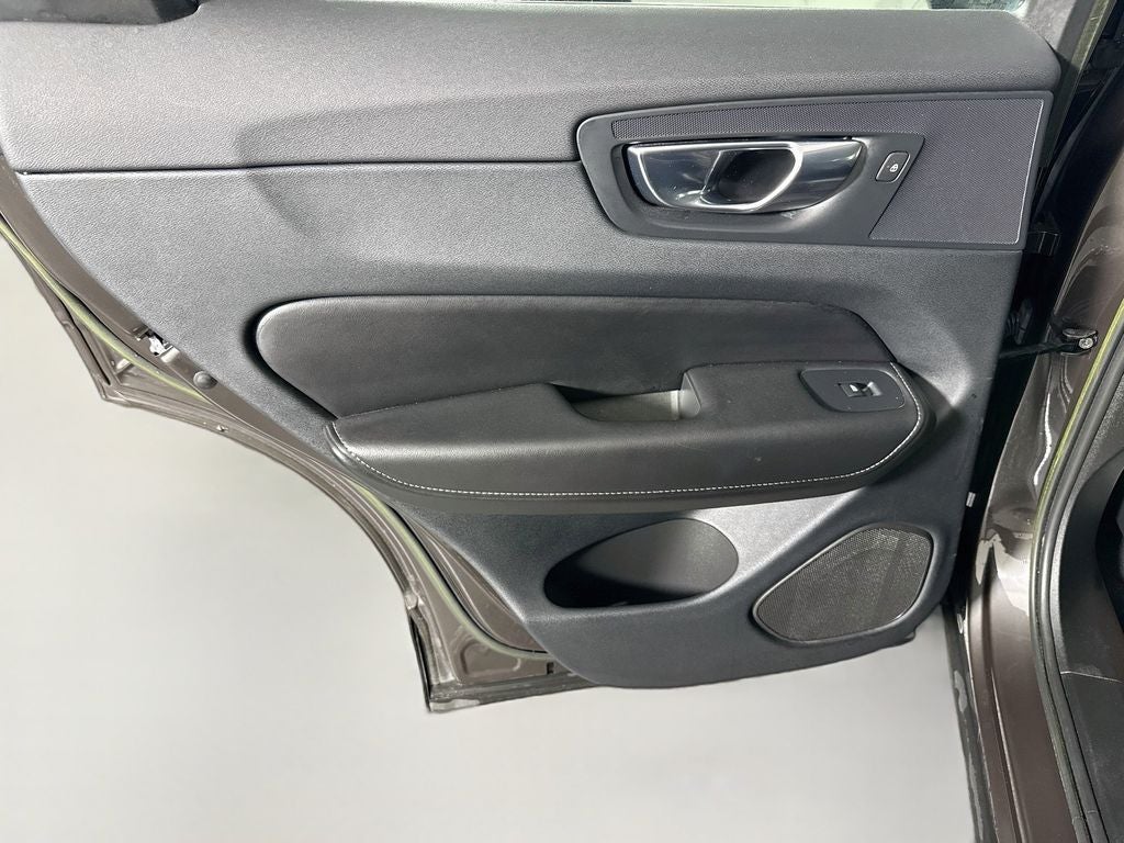 2023 Volvo XC60 B5 Ultimate Bright Theme