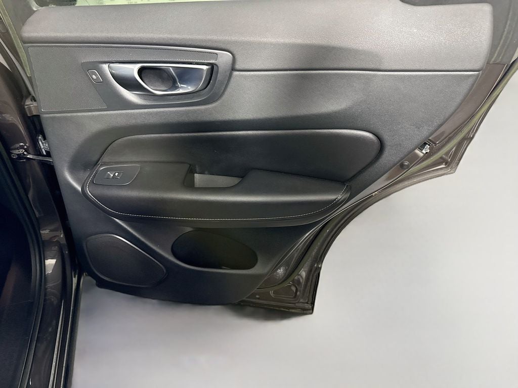 2023 Volvo XC60 B5 Ultimate Bright Theme