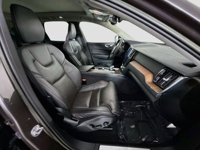 2023 Volvo XC60 B5 Ultimate Bright Theme
