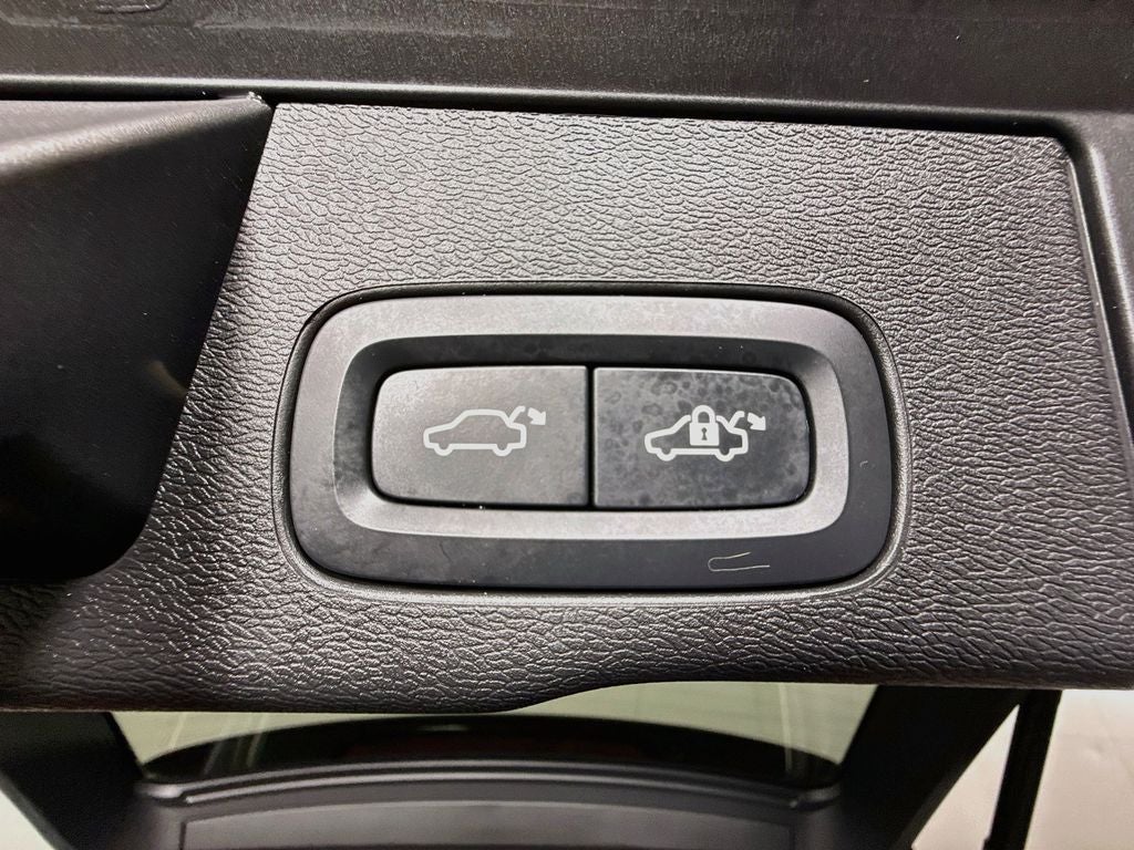 2023 Volvo XC60 B5 Ultimate Bright Theme