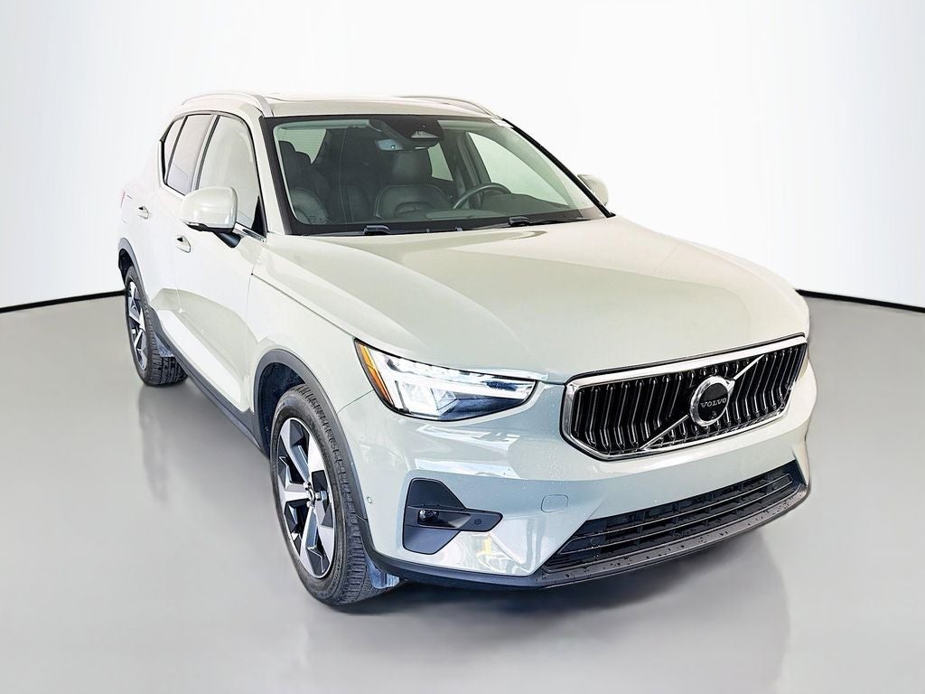 2023 Volvo XC40 B5 Plus Bright Theme